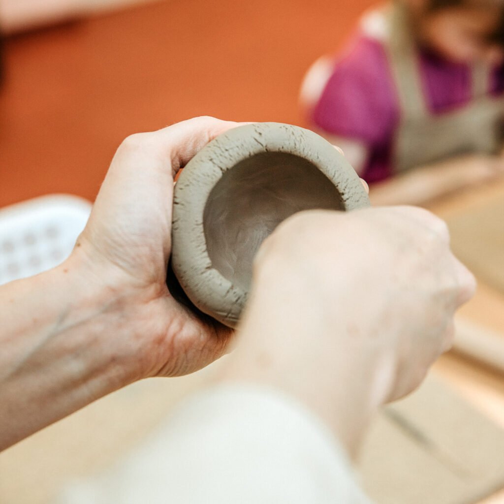 Dovana Motinos dienai Panevėžyje – keramikos dirbtuvės "Kūryba iš molio ir Gėlių" ka padovanoti mamai